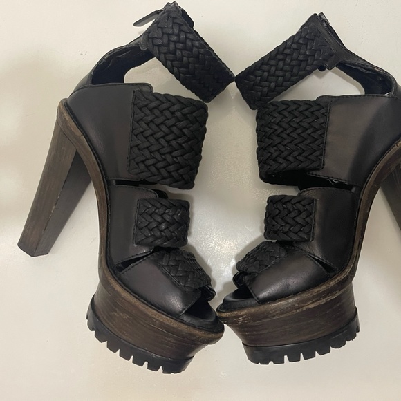 Burberry Platform Heels (SIZE: EUR 38 / US 7 1/2) - Picture 11 of 16
